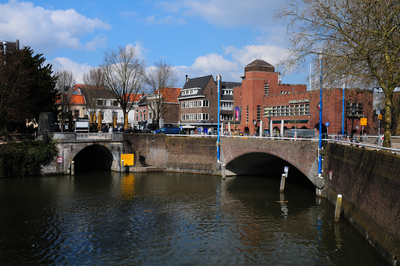 900128 Gezicht op de Tolsteegbrug te Utrecht, met links de Bijlhouwerbrug en rechts het Louis Hartlooper Complex ...